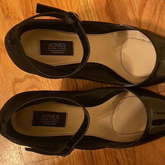 Jones New York Signature ankle strap heels - Picture 7 of 8